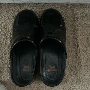 Patent leather black Dansko